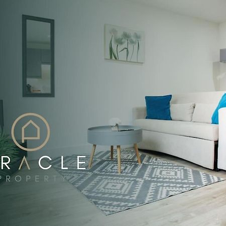 Shottery Bridge House Apartments - Free Parking מראה חיצוני תמונה