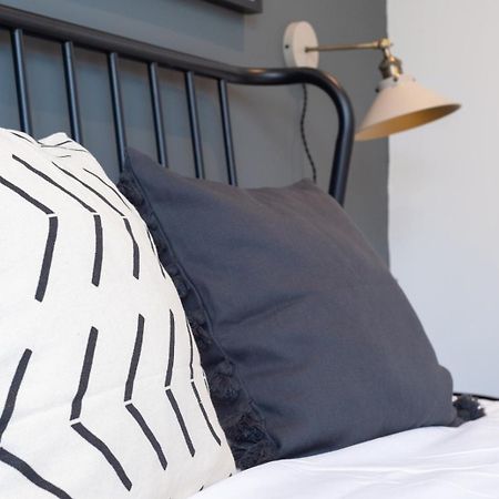 Shottery Bridge House Apartments - Free Parking מראה חיצוני תמונה