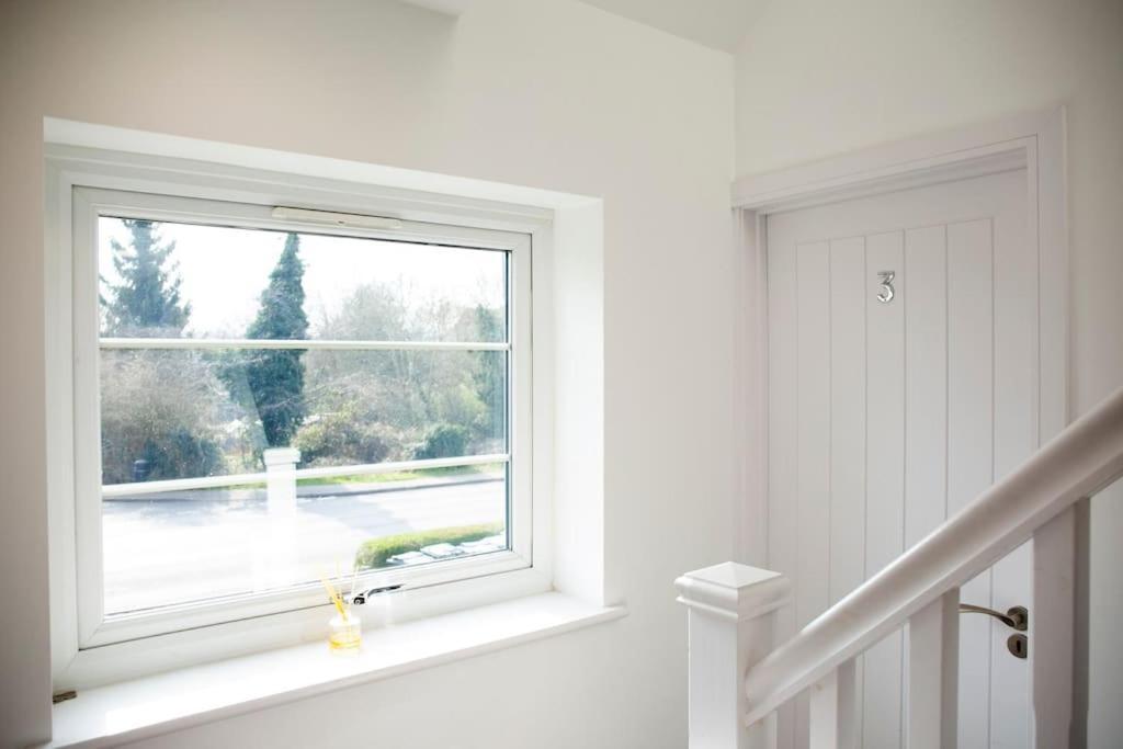 Shottery Bridge House Apartments - Free Parking מראה חיצוני תמונה