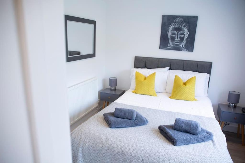Shottery Bridge House Apartments - Free Parking מראה חיצוני תמונה