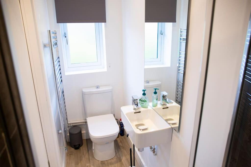 Shottery Bridge House Apartments - Free Parking מראה חיצוני תמונה