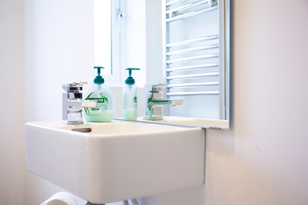 Shottery Bridge House Apartments - Free Parking מראה חיצוני תמונה
