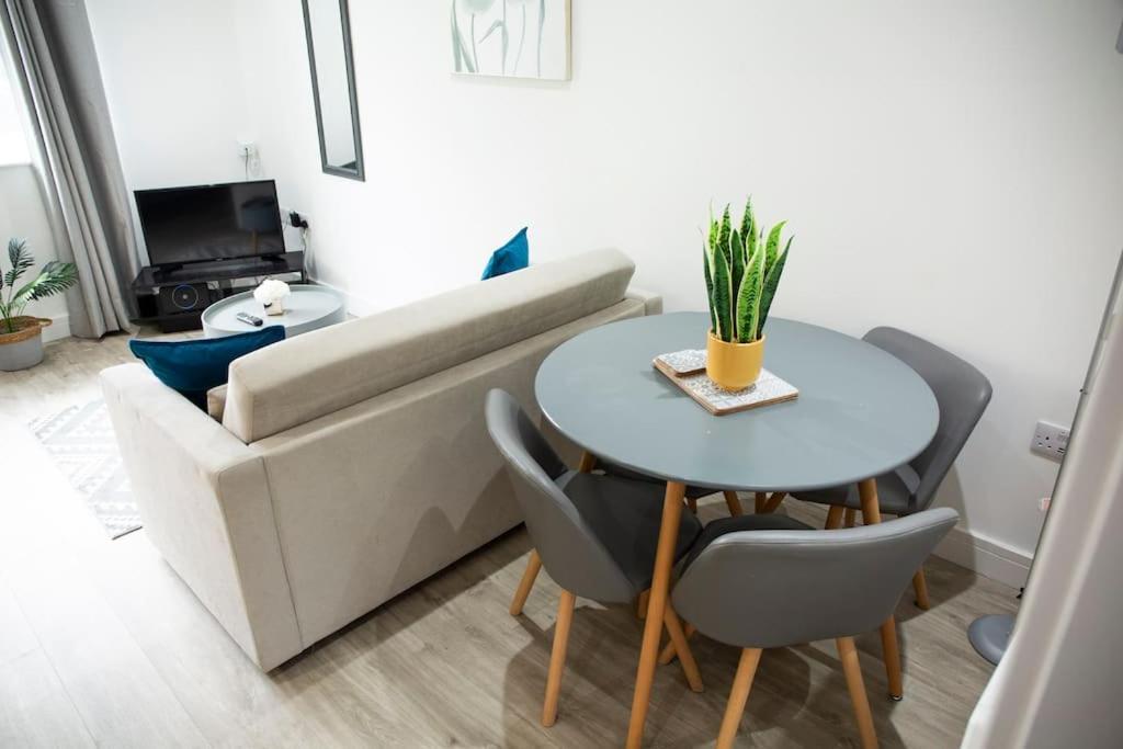 Shottery Bridge House Apartments - Free Parking מראה חיצוני תמונה