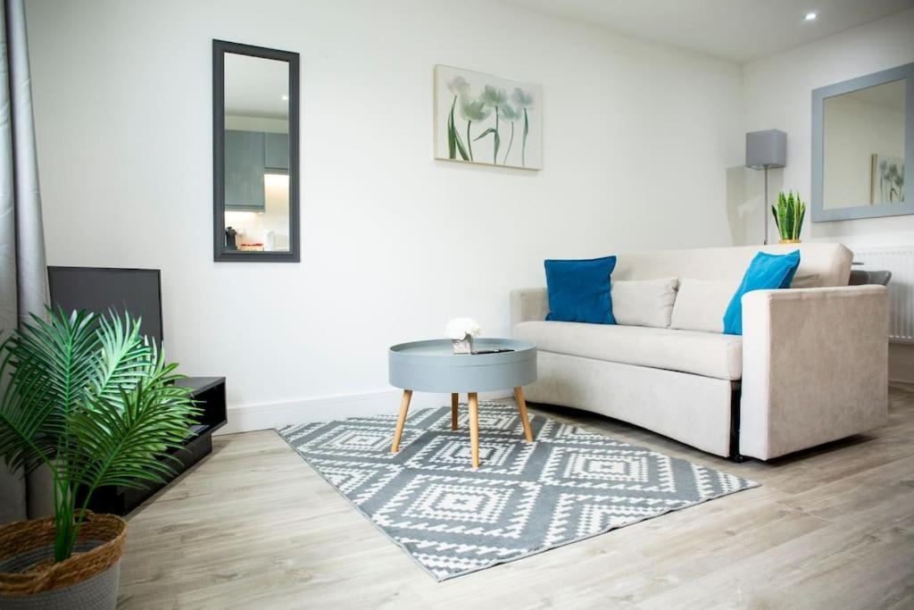 Shottery Bridge House Apartments - Free Parking מראה חיצוני תמונה
