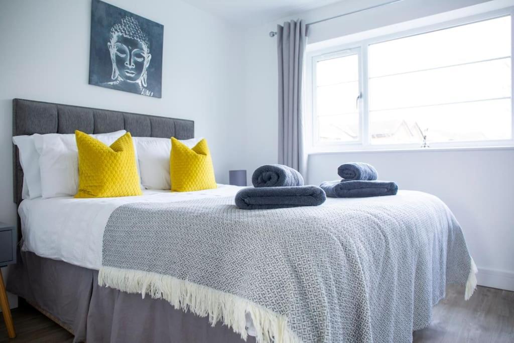 Shottery Bridge House Apartments - Free Parking מראה חיצוני תמונה