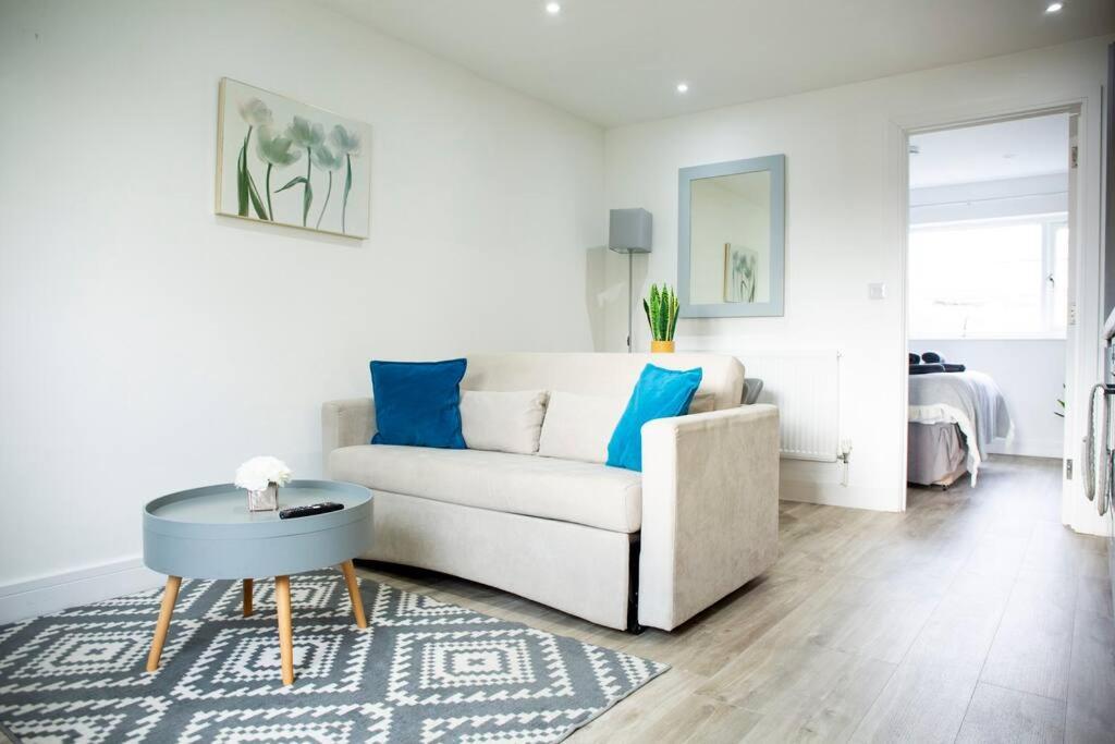 Shottery Bridge House Apartments - Free Parking מראה חיצוני תמונה
