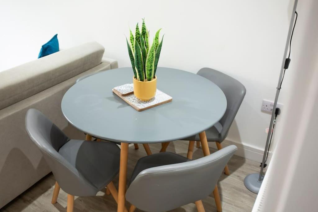 Shottery Bridge House Apartments - Free Parking מראה חיצוני תמונה