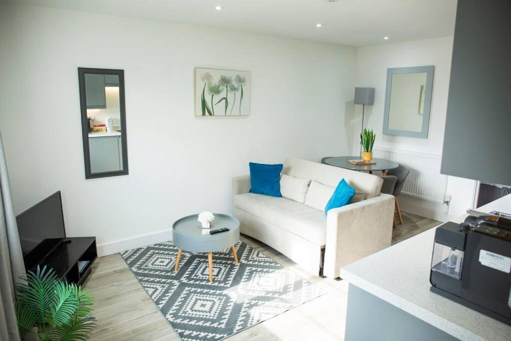 Shottery Bridge House Apartments - Free Parking מראה חיצוני תמונה
