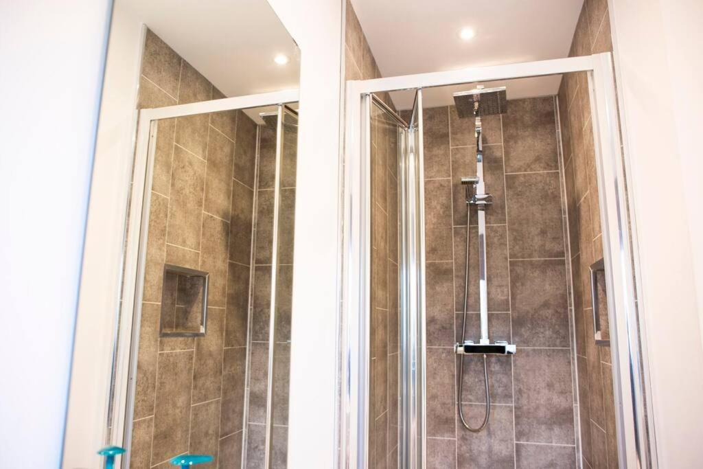 Shottery Bridge House Apartments - Free Parking מראה חיצוני תמונה
