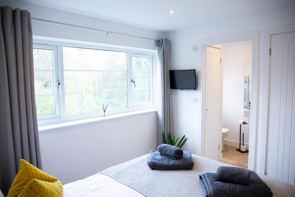 Shottery Bridge House Apartments - Free Parking מראה חיצוני תמונה