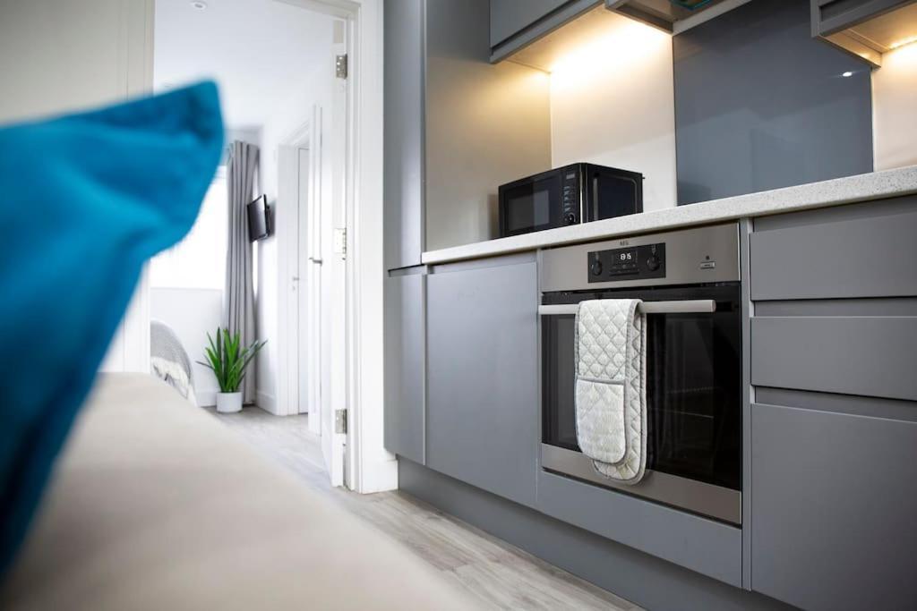 Shottery Bridge House Apartments - Free Parking מראה חיצוני תמונה