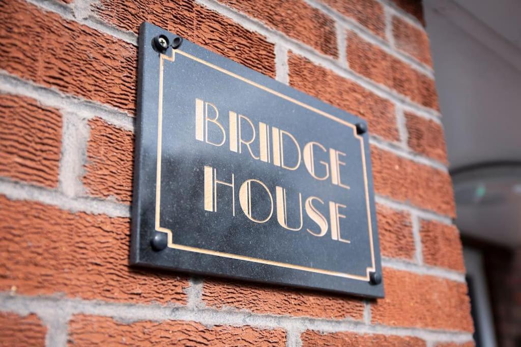 Shottery Bridge House Apartments - Free Parking מראה חיצוני תמונה