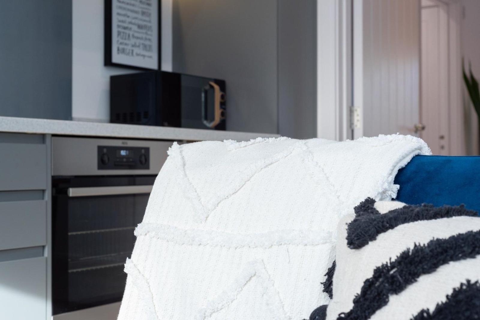 Shottery Bridge House Apartments - Free Parking מראה חיצוני תמונה