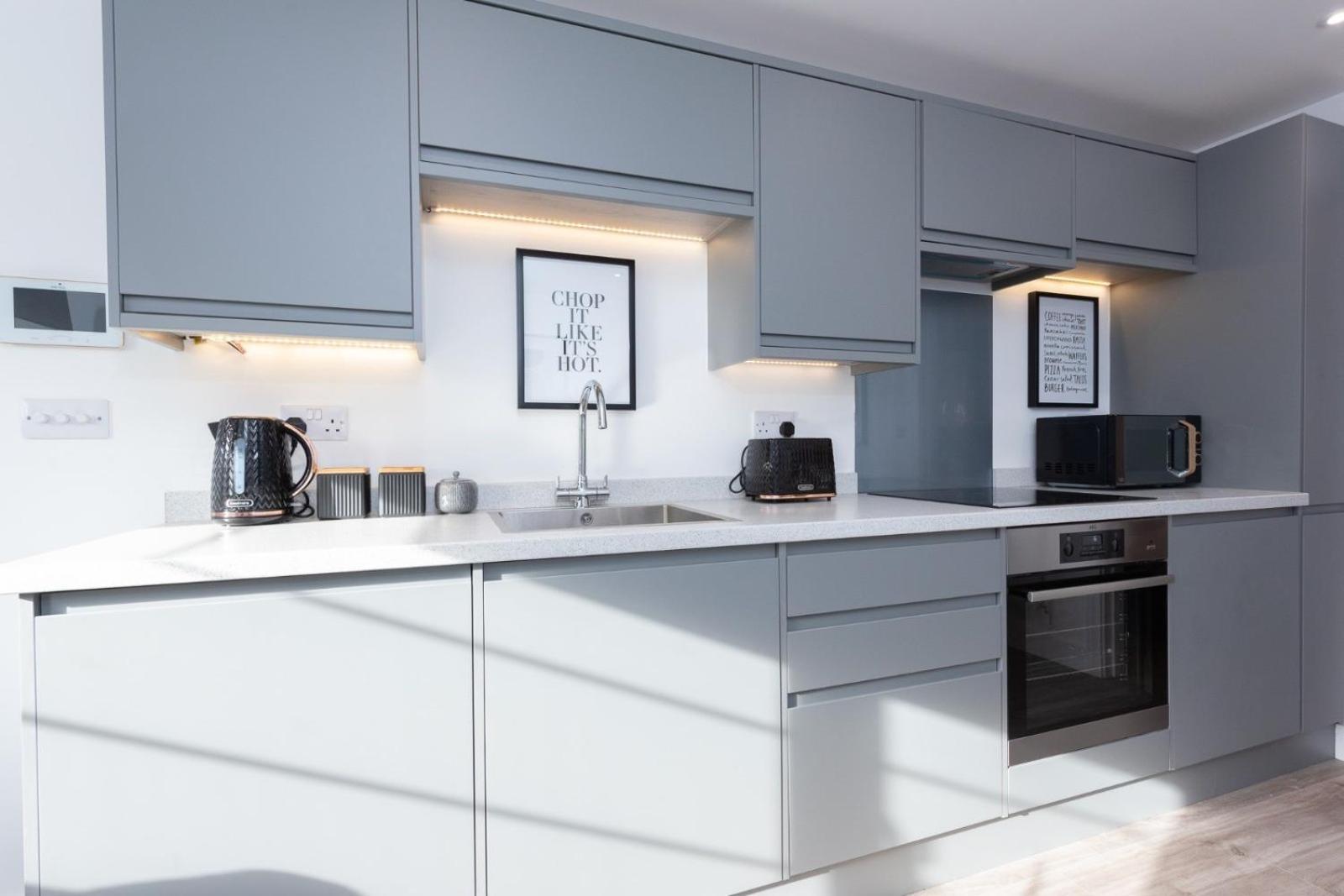 Shottery Bridge House Apartments - Free Parking מראה חיצוני תמונה