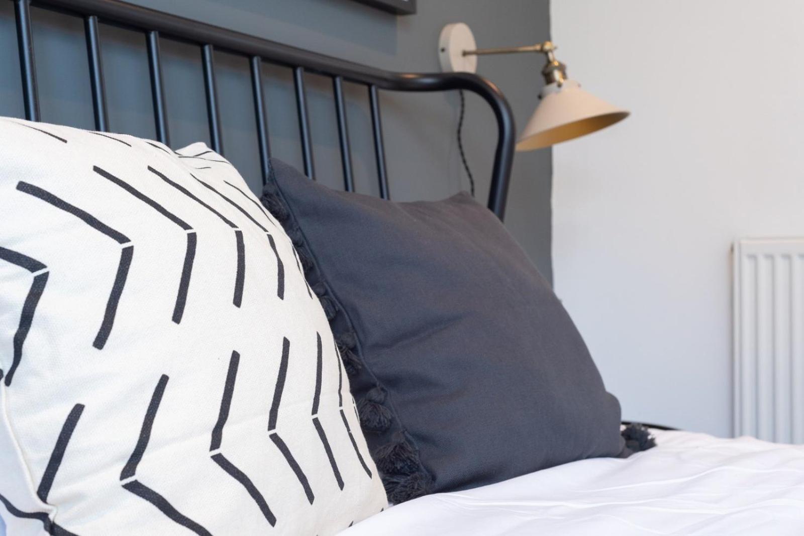 Shottery Bridge House Apartments - Free Parking מראה חיצוני תמונה