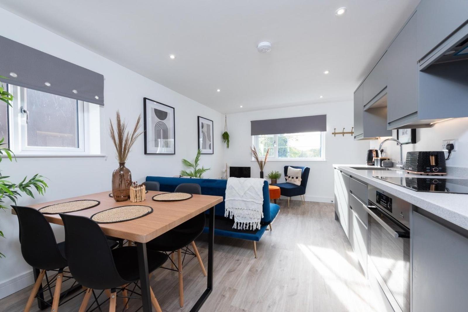 Shottery Bridge House Apartments - Free Parking מראה חיצוני תמונה