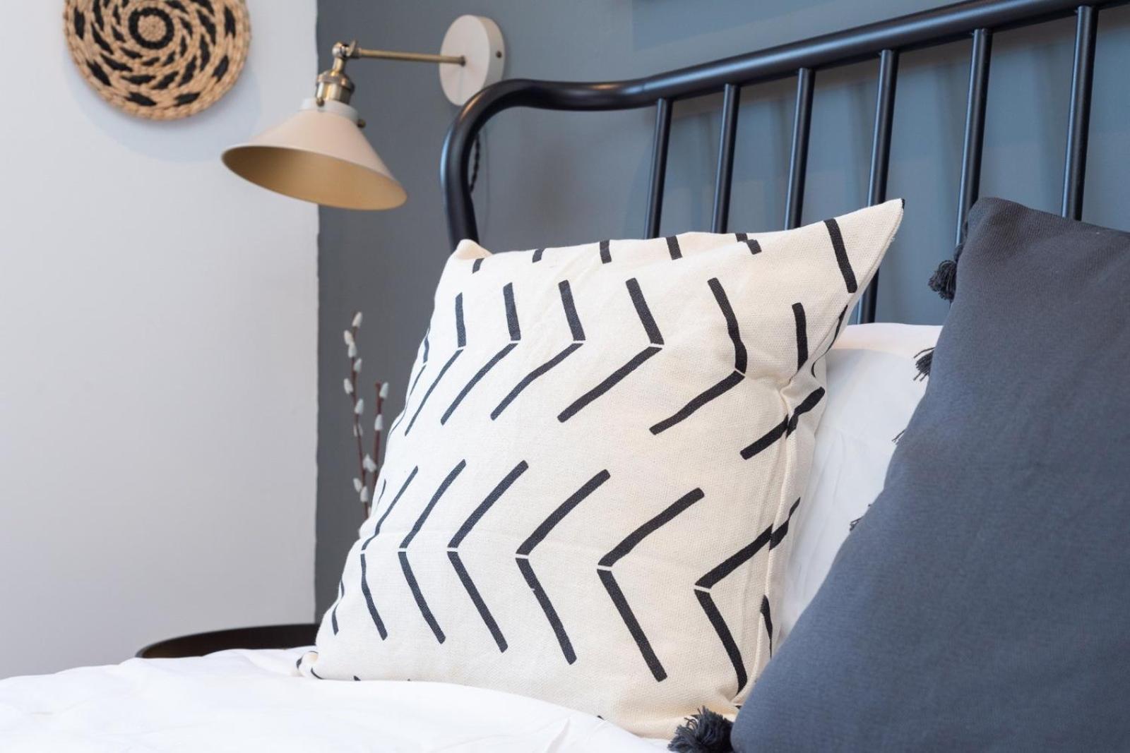 Shottery Bridge House Apartments - Free Parking מראה חיצוני תמונה