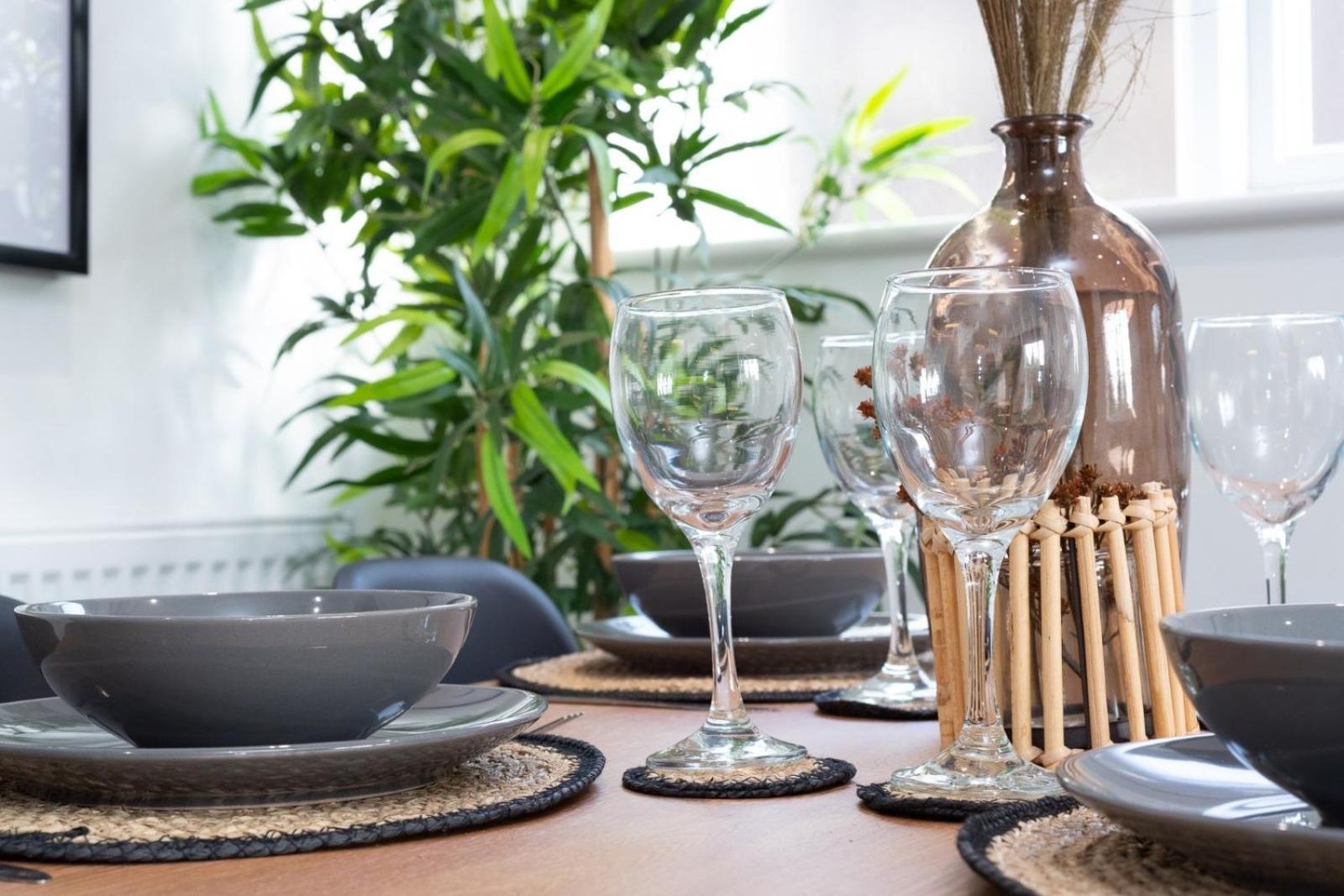 Shottery Bridge House Apartments - Free Parking מראה חיצוני תמונה