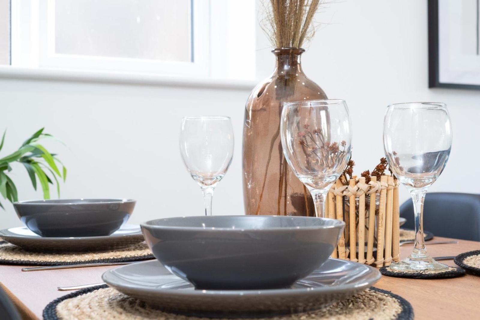 Shottery Bridge House Apartments - Free Parking מראה חיצוני תמונה